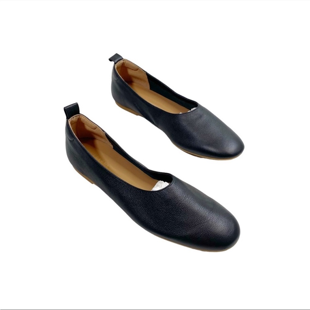 Everlane Italian Leather Round Toe
Day Glove Flats in Black